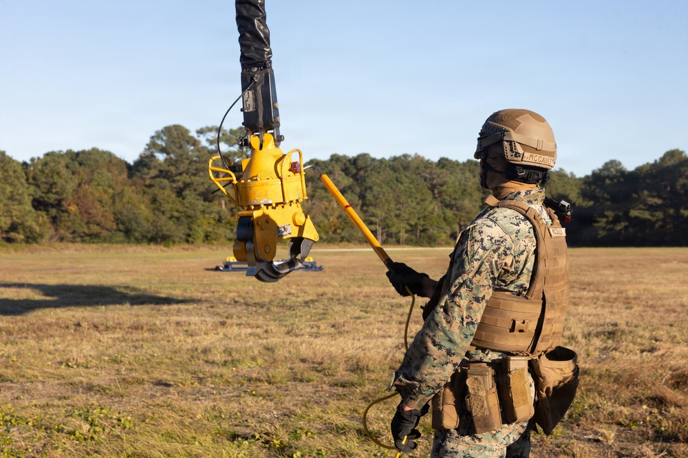 2nd Distribution Support Battalion Conducts Helicopter Support Team Operations