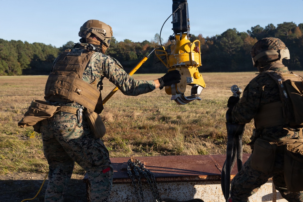 2nd Distribution Support Battalion Conducts Helicopter Support Team Operations