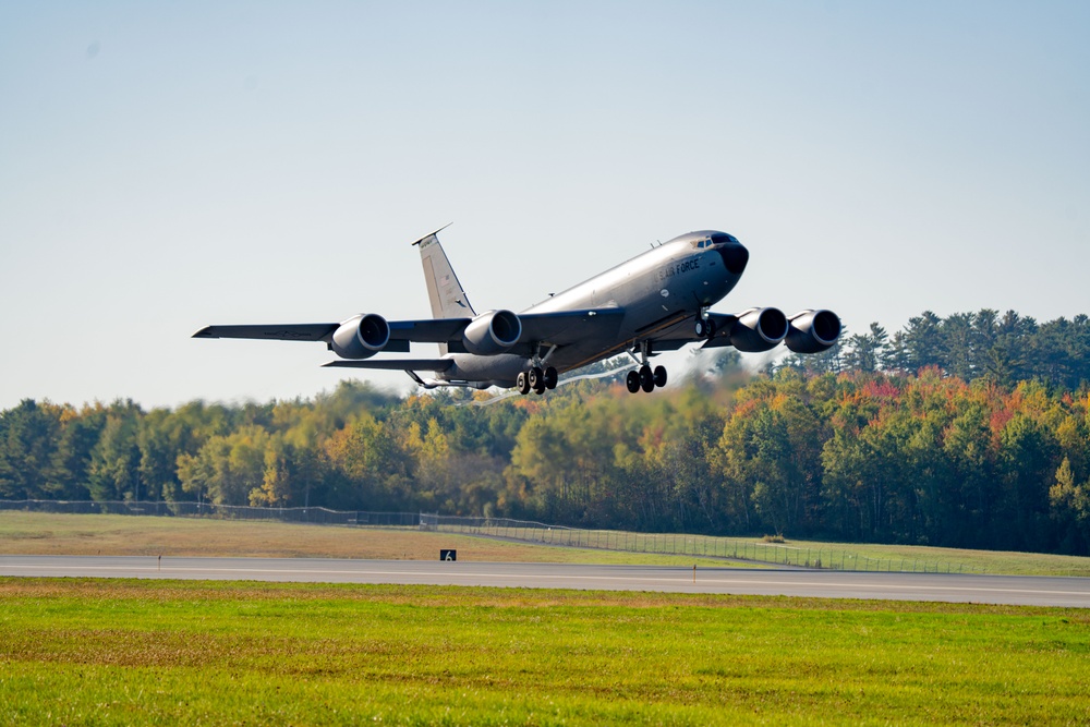 MAINEiacs Conduct 5-Ship Formation Training