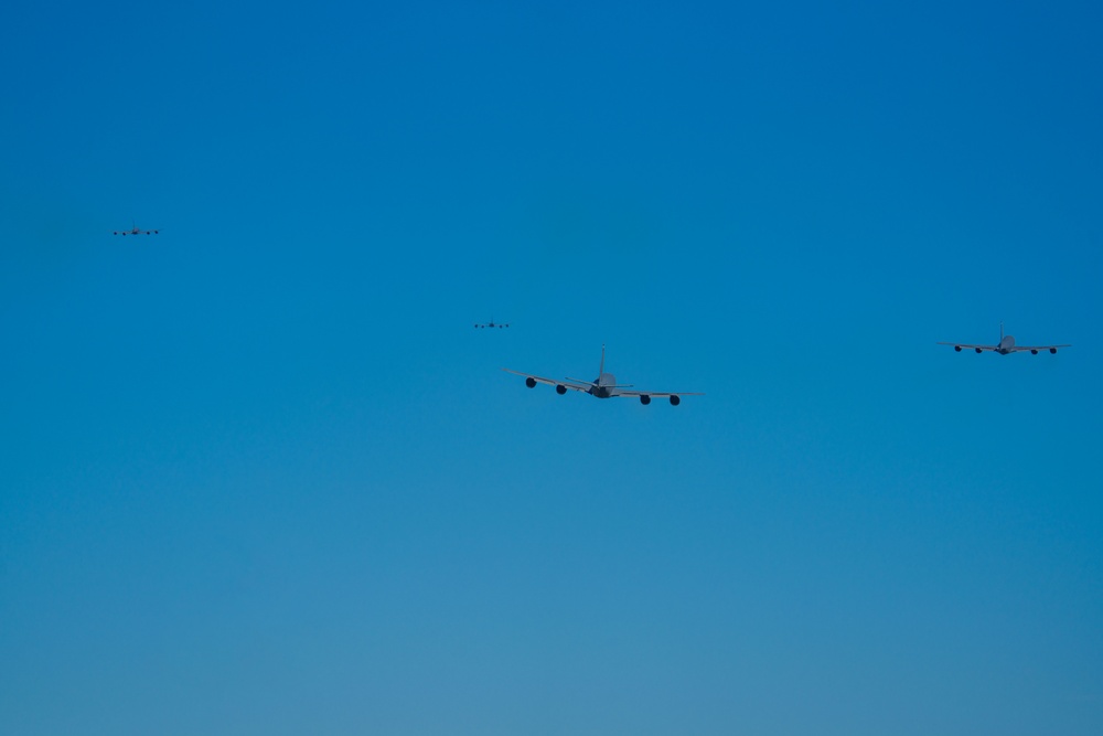 MAINEiacs Conduct 5-Ship Formation Training