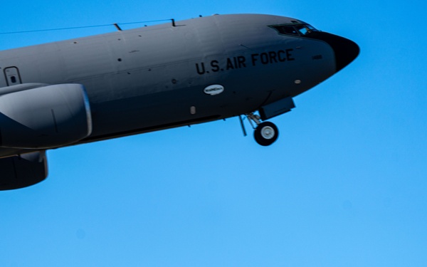 MAINEiacs Conduct 5-Ship Formation Training