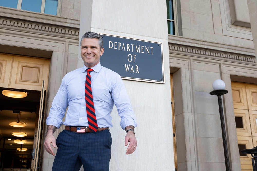 SW Hegseth Installs War Department Sign