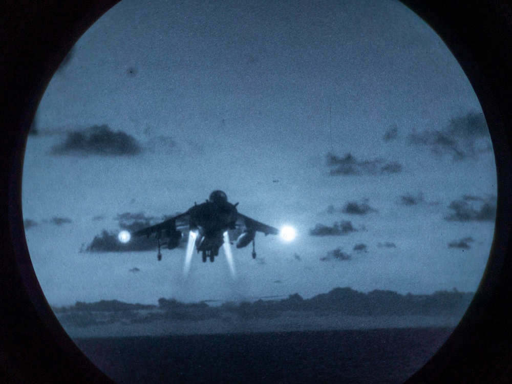 22nd MEU(SOC) | Night Flight Operations Aboard the USS Iwo Jima