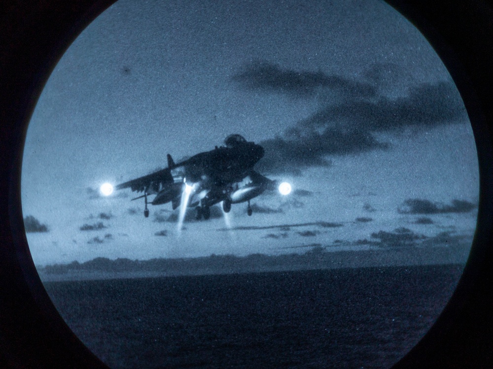 22nd MEU(SOC) | Night Flight Operations Aboard the USS Iwo Jima