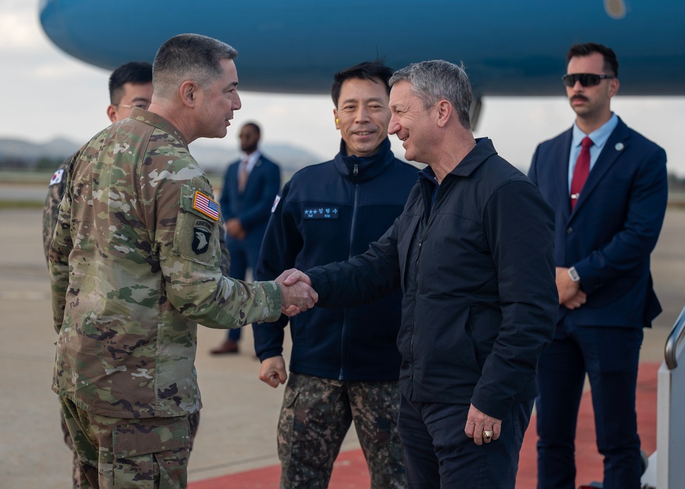 CJCS arrives at Osan for SCM and MCM