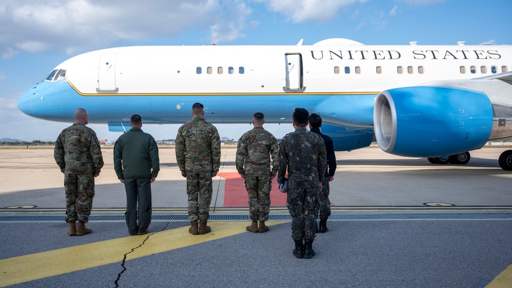 CJCS arrives at Osan for SCM and MCM