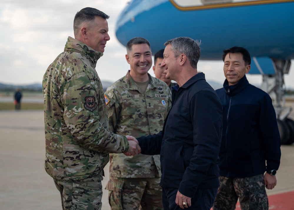 CJCS arrives at Osan for SCM and MCM