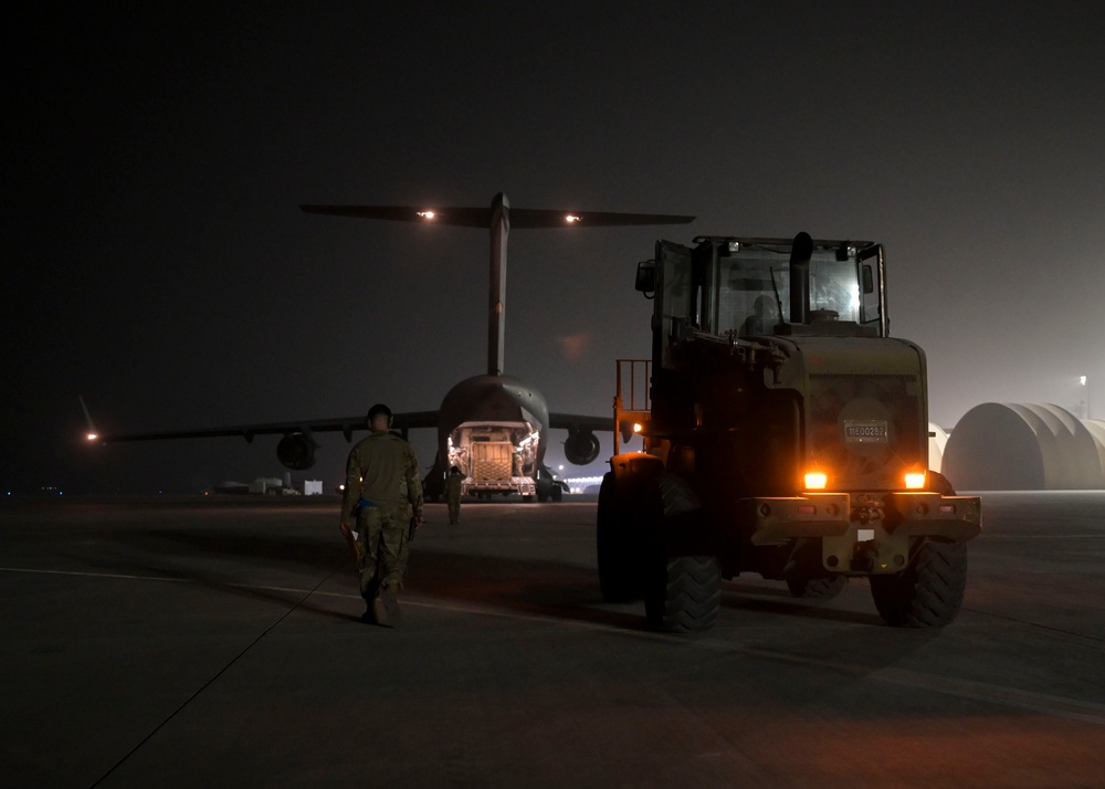380th ELRS offloads cargo within CENTCOM