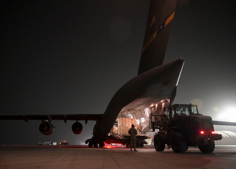 380th ELRS offloads cargo within CENTCOM