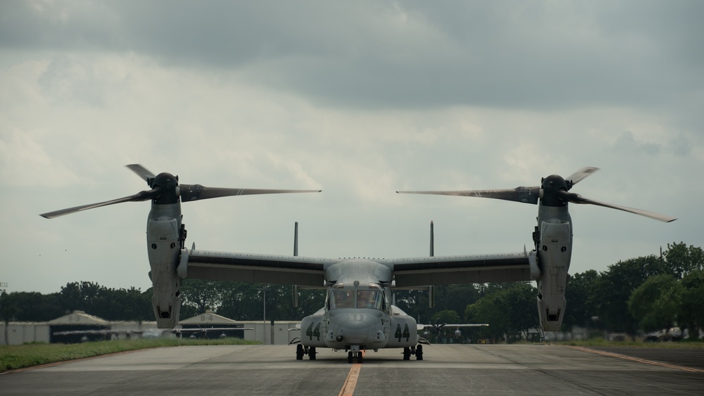 U.S. Marines Support Delivery of Family Food Packs in Philippines During Foreign Disaster Relief Operations