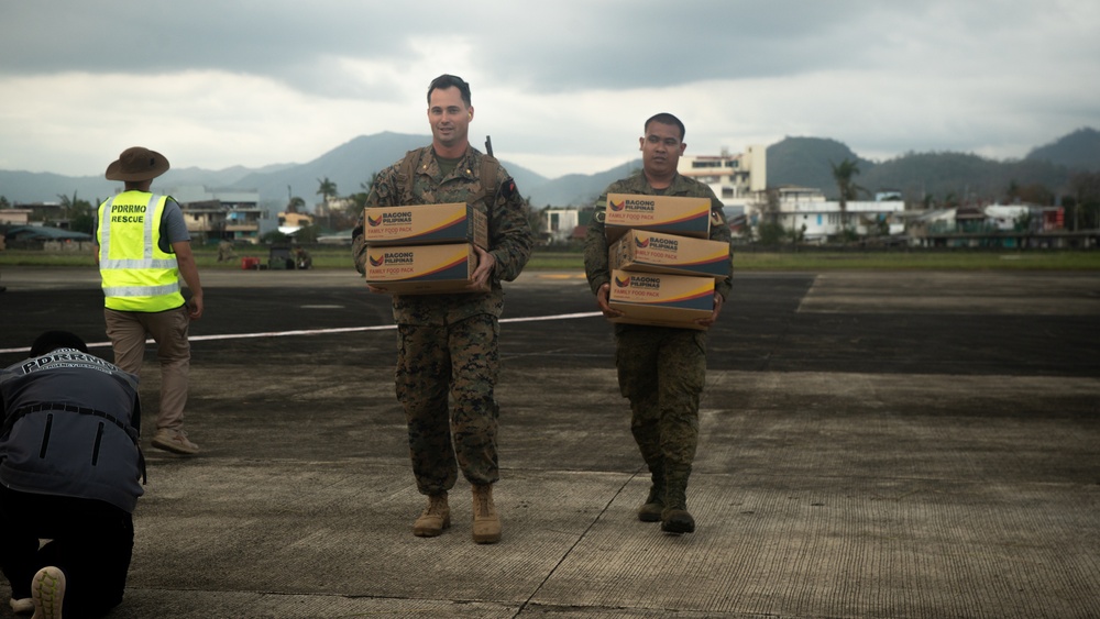 U.S. Marines Support Delivery of Family Food Packs in Philippines During Foreign Disaster Relief Operations