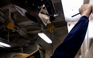 USS Iwo Jima Sailors and Marines Conduct an Integrated Training Team Environment