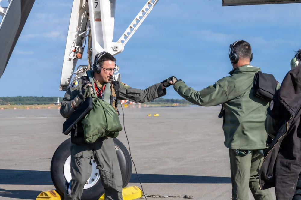BTF: B-1B Lancer Oct. 27 landing and hot pit refuel