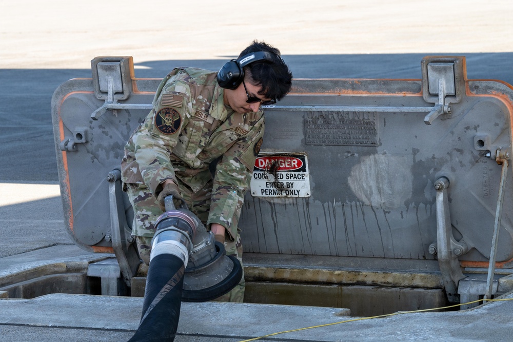 BTF: B-1B Lancer Oct. 27 landing and hot pit refuel