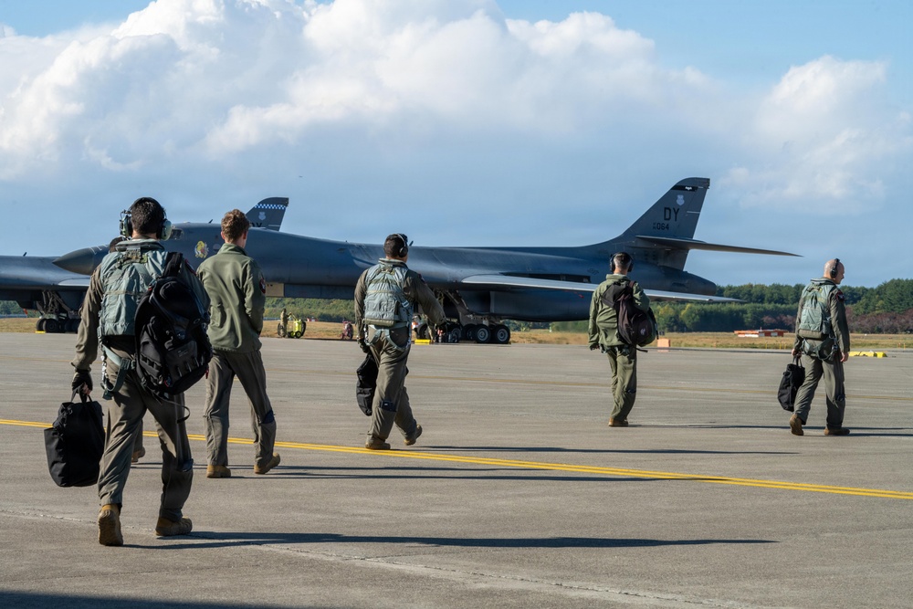 BTF: B-1B Lancer Oct. 27 landing and hot pit refuel