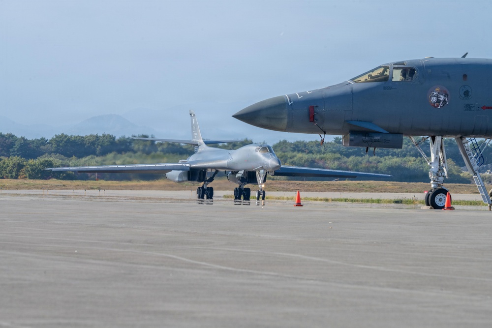 BTF: B-1B Lancer Oct. 27 landing and hot pit refuel