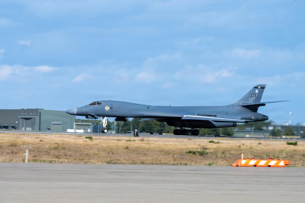 BTF: B-1B Lancer Oct. 27 landing and hot pit refuel