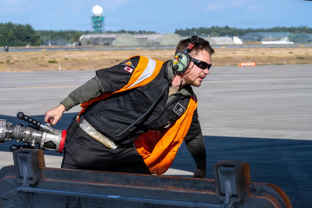 BTF: B-1B Lancer Oct. 27 landing and hot pit refuel