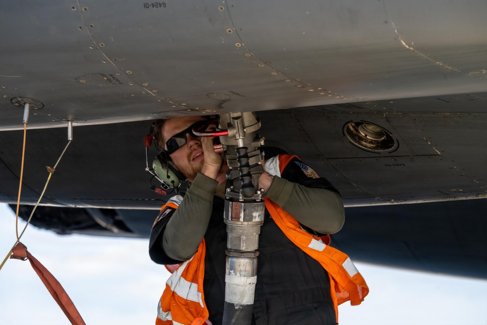 BTF: B-1B Lancer Oct. 27 landing and hot pit refuel