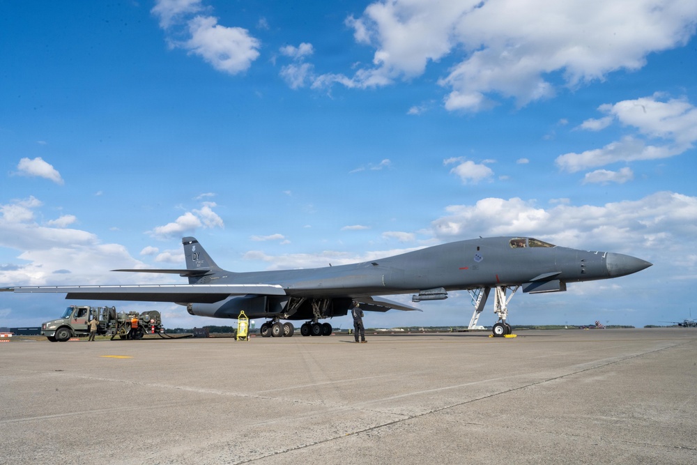 BTF: B-1B Lancer Oct. 27 landing and hot pit refuel