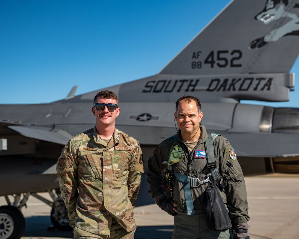 F-16 Fighting Falcon milestone: 10,000 flight hours and counting