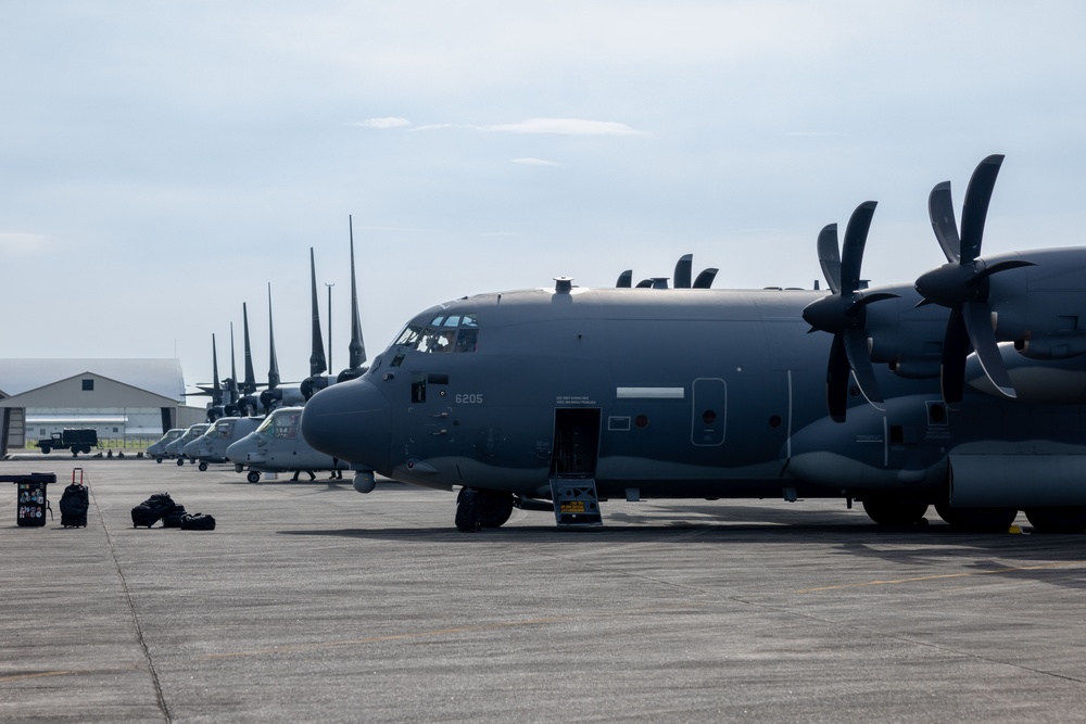 MRF-SEA, 1st MAW Marines Load Pallets of Family Food Packs to Support Foreign Disaster Relief Operations in the Philippines
