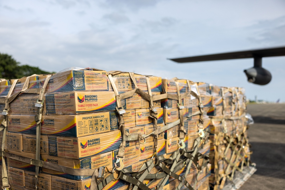 MRF-SEA, 1st MAW Marines Load Pallets of Family Food Packs to Support Foreign Disaster Relief Operations in the Philippines