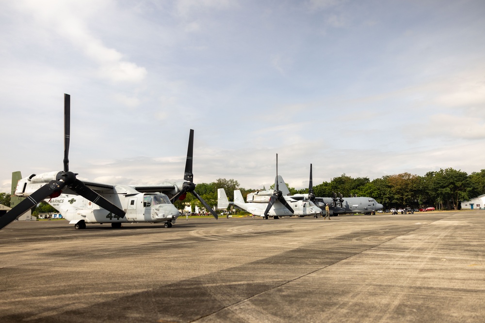 MRF-SEA, 1st MAW Marines Load Pallets of Family Food Packs to Support Foreign Disaster Relief Operations in the Philippines