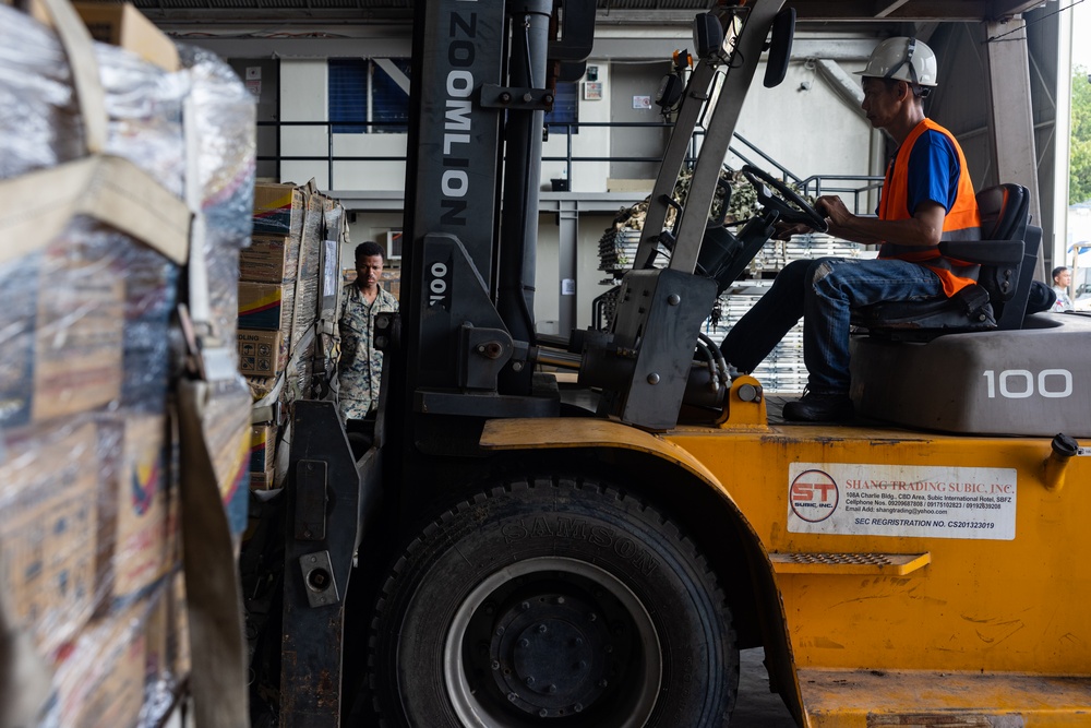 U.S. Marines Support Delivery of Family Food Packs in Philippines During Foreign Disaster Relief Operations