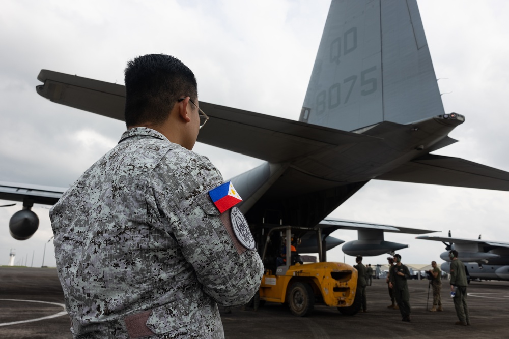 U.S. Marines Support Delivery of Family Food Packs in Philippines During Foreign Disaster Relief Operations