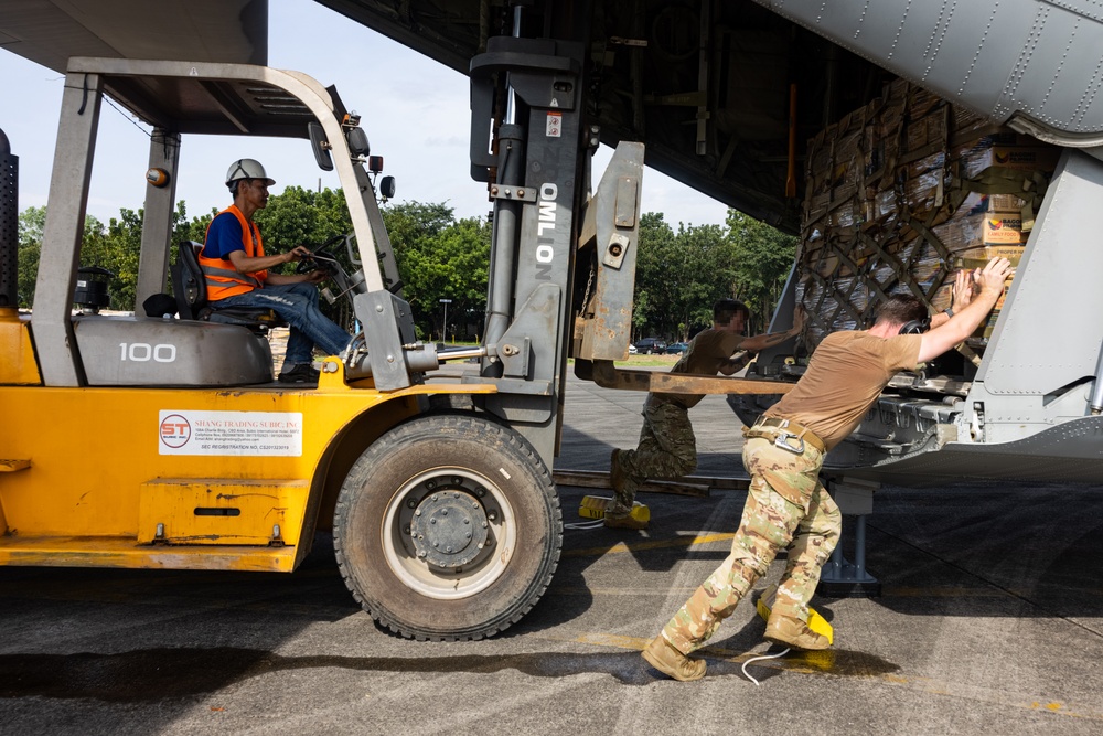 U.S. Marines Support Delivery of Family Food Packs in Philippines During Foreign Disaster Relief Operations