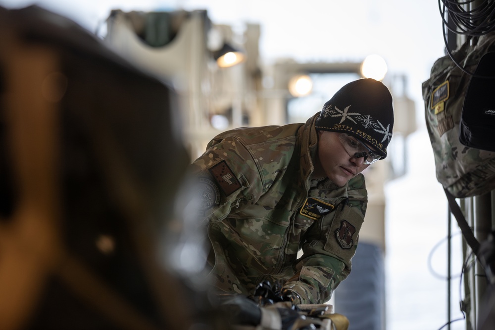 AKANG aviators transport AKOM members, gear, supplies to Bethel during Operation Halong Response