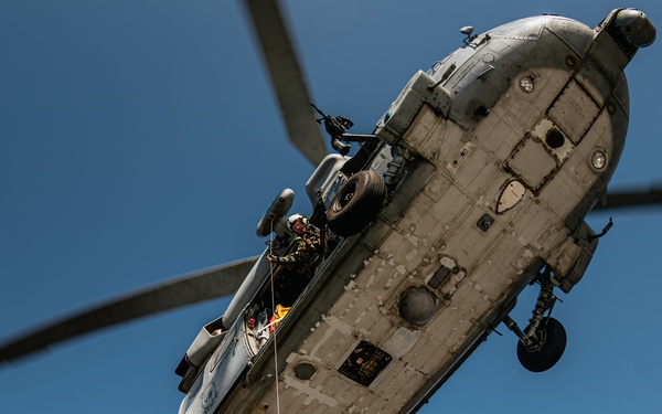 EODMU 5 and ROK Special Forces Conduct Fast Rope Exercise aboard George Washington during CSGEX