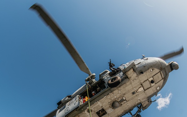 EODMU 5 and ROK Special Forces Conduct Fast Rope Exercise aboard George Washington during CSGEX