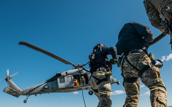 EODMU 5 and ROK Special Forces Conduct Fast Rope Exercise aboard George Washington during CSGEX
