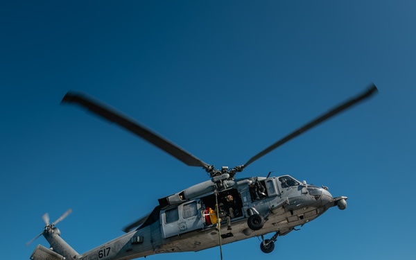 EODMU 5 and ROK Special Forces Conduct Fast Rope Exercise aboard George Washington during CSGEX