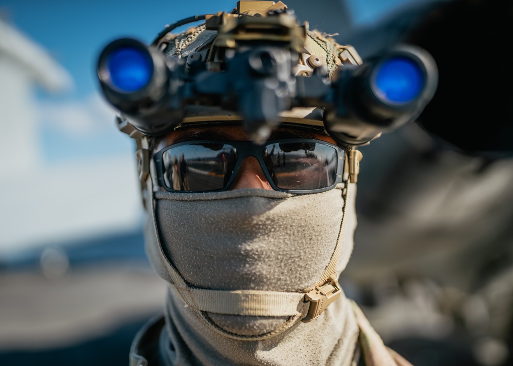 EODMU 5 and ROK Special Forces Conduct Fast Rope Exercise aboard George Washington during CSGEX