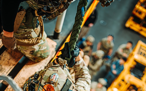EODMU 5 and ROK Special Forces Conduct Fast Rope Exercise aboard George Washington during CSGEX
