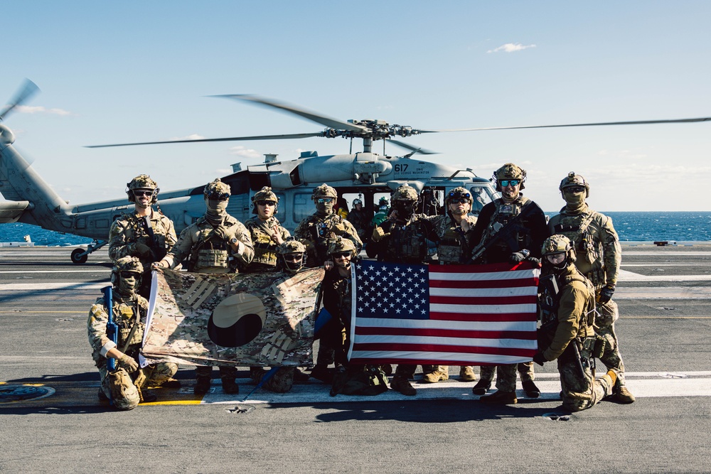 EODMU 5 and ROK Special Forces Conduct Fast Rope Exercise aboard George Washington during CSGEX