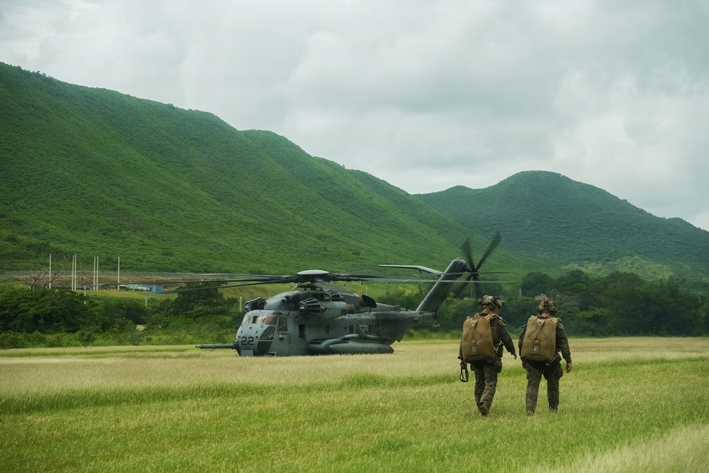 22nd MEU(SOC) | MSPF Conducts Military Freefall Training in Puerto Ric