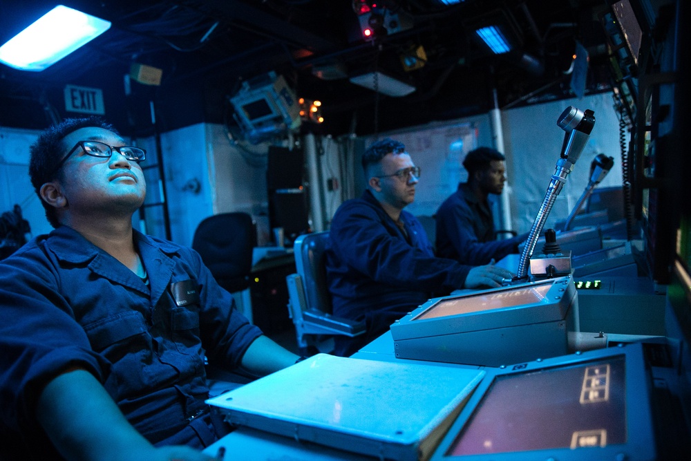 USS Mitscher (DDG 57) Sailors stand watch in sonar control room