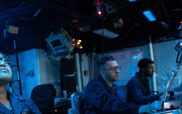 USS Mitscher (DDG 57) Sailors stand watch in sonar control room