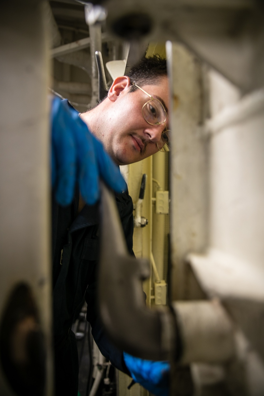 USS Mitscher (DDG 57) Sailor conducts hatch maintenance