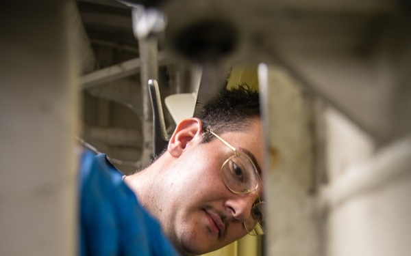 USS Mitscher (DDG 57) Sailor conducts hatch maintenance