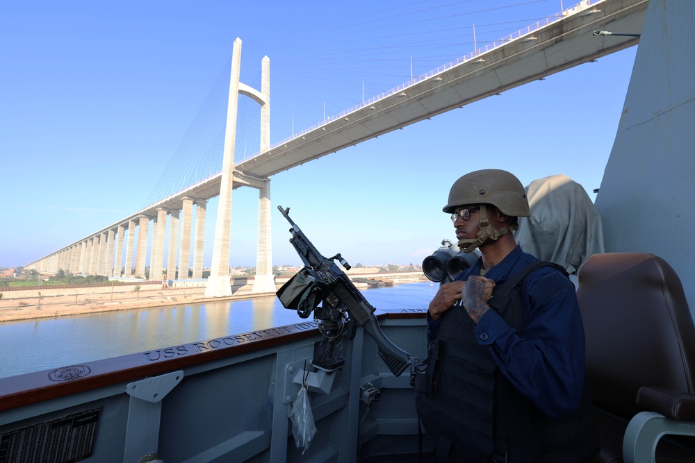 USS Roosevelt (DDG 80) Transits Suez Canal