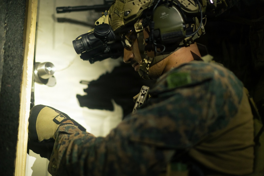 22nd MEU(SOC) | EOD and Lima Co. Engineers Conduct Breaching Range