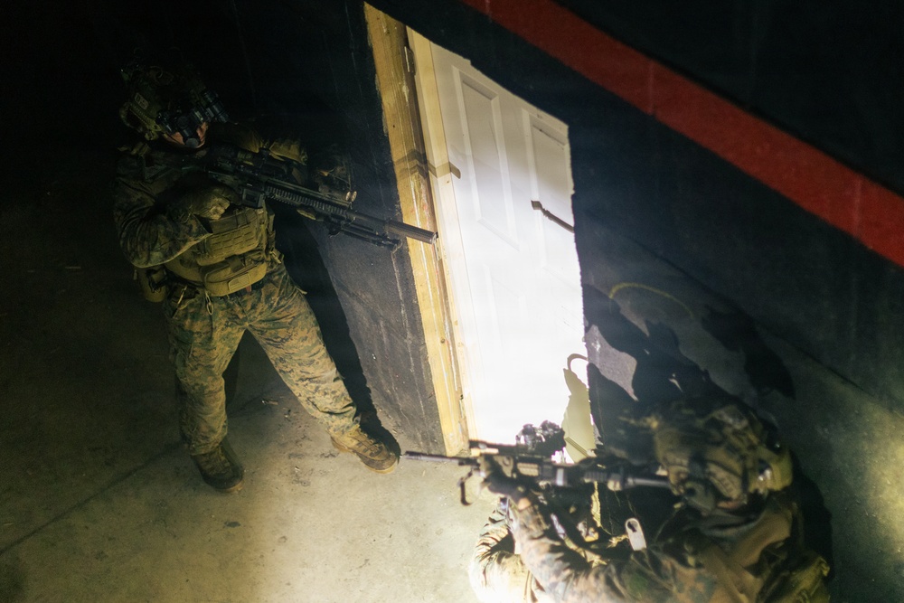 22nd MEU(SOC) | EOD and Lima Co. Engineers Conduct Breaching Range