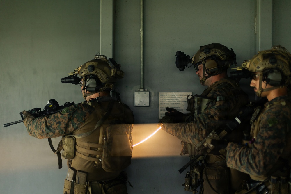 22nd MEU(SOC) | EOD and Lima Co. Engineers Conduct Breaching Range