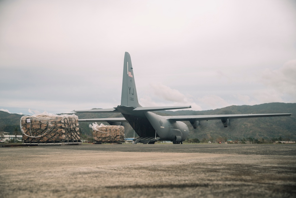 Philippine Service Members, U.S. Marines Offload Family Food Packs at Virac Airport During Foreign Disaster Relief Operations