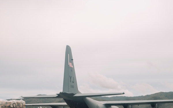 Philippine Service Members, U.S. Marines Offload Family Food Packs at Virac Airport During Foreign Disaster Relief Operations